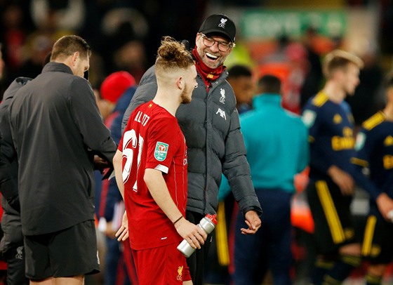 Trenér Liverpoolu Jürgen Klopp a estnáctiletý útoník Harvey Elliott po utkání...