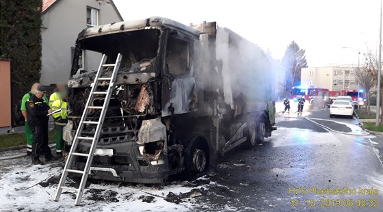 Hasiči v Plzni zasahovali u požáru popelářského vozu.