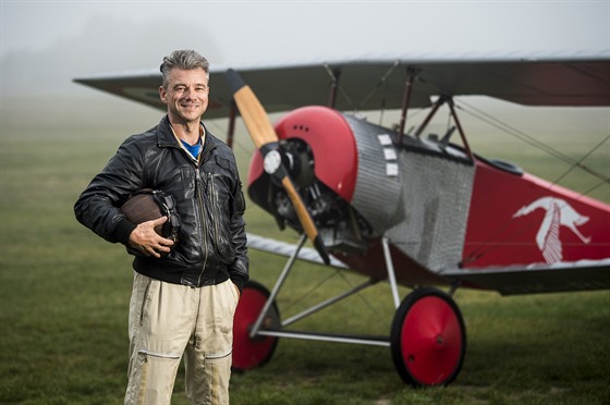 Letec Jan Rudzinskyj před zmenšenou replikou francouzské stíhačky Nieuport 11...