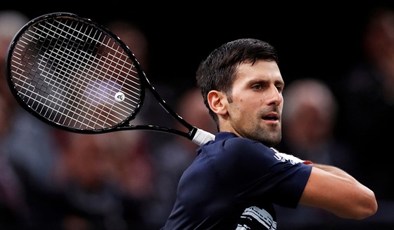 Novak Djokovi v duelu s Kylem Edmundem.