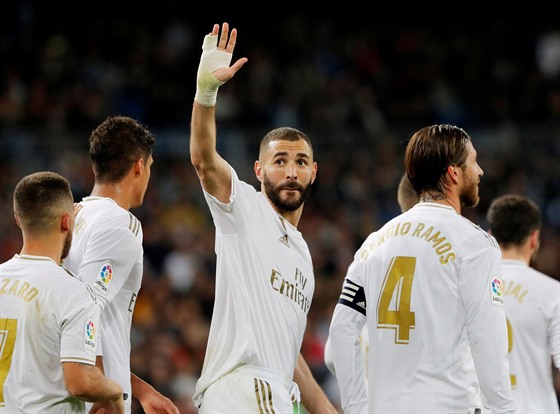 Karim Benzema (uprosted) z Realu se raduje z gólu.