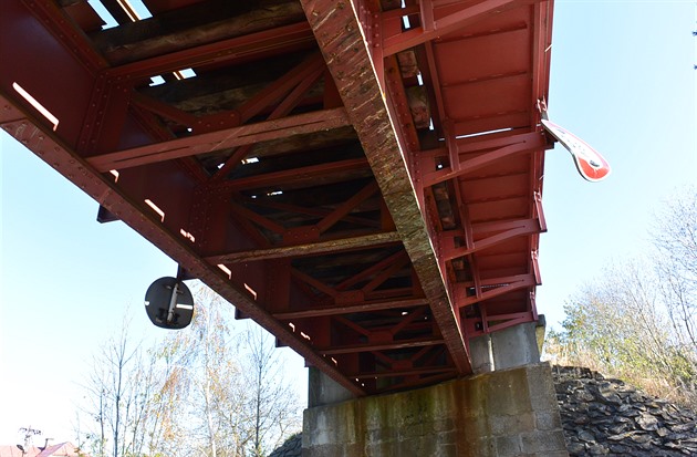 Konec uvázlým kamionům. Nový most v Holetíně bude o 70 centimetrů vyšší