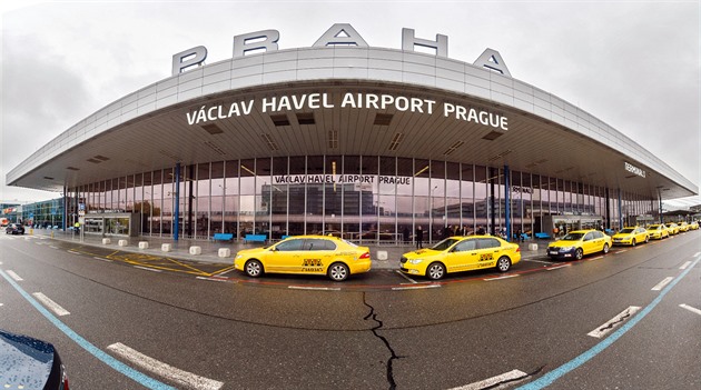 Pražské letiště zachraňují čeští „koupáci“. Léto bylo o 35 procent silnější