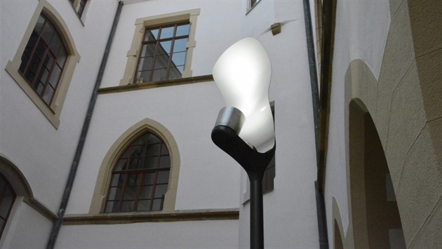 Ukázková lampa vyuívající nepímého osvtlení, kterou navrhl pro olomoucké...