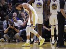 Stephen Curry (vlevo) z Golden State si v utkání proti Phoenixu zlomil levou...