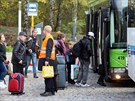 Cestuj�c� p�estupuj� na karlovarsk�m horn�m n�dra�� z vlaku na autobus kv�li...