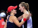 Petra Kvitová gratuluje své soupece Ashleigh Bartyové z Austrálie k vítzství.