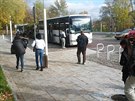 �elezni���i opravuj� tra�, cestuj�c� voz� m�sto vlak� autobusy