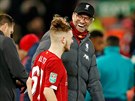 Trenér Liverpoolu Jürgen Klopp a estnáctiletý útoník Harvey Elliott po utkání...