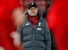 Trenér Jürgen Klopp sleduje rozcviku fotbalist Liverpoolu ped zápasem proti...