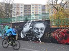 Cyklista proj�d� kolem nasprejovan�ho portr�tu zesnul�ho Karla Gotta s n�pisem...