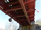 Železniční most v Holetíně poškozený od nákladních aut vyšších než 3,8 metrů.