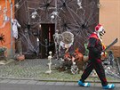 Mu odný v hororovém kostýmu klauna v nmeckém Walschlebenu u Erfurtu. (31....