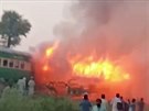 Propanbutanová bomba ve vlaku v Pákistánu zažehla požár, zemřelo nejméně 65...