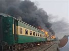 Propanbutanová bomba ve vlaku v Pákistánu zažehla požár, zemřelo nejméně 65...