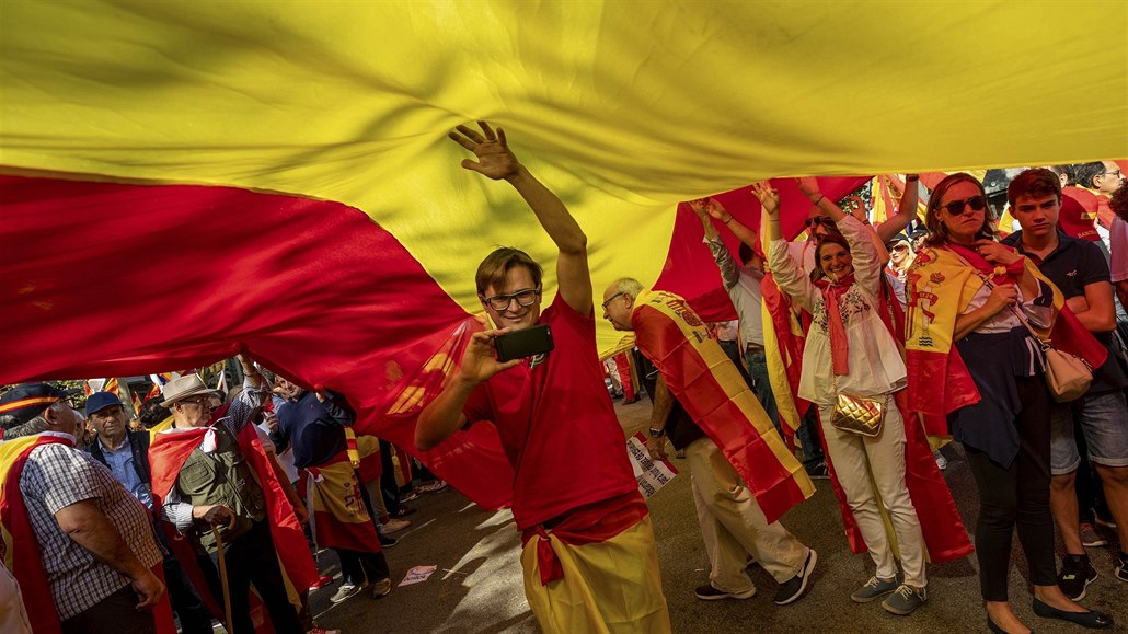 Propanltí demonstranti bhem protest v Barcelon (27. 10. 2019)