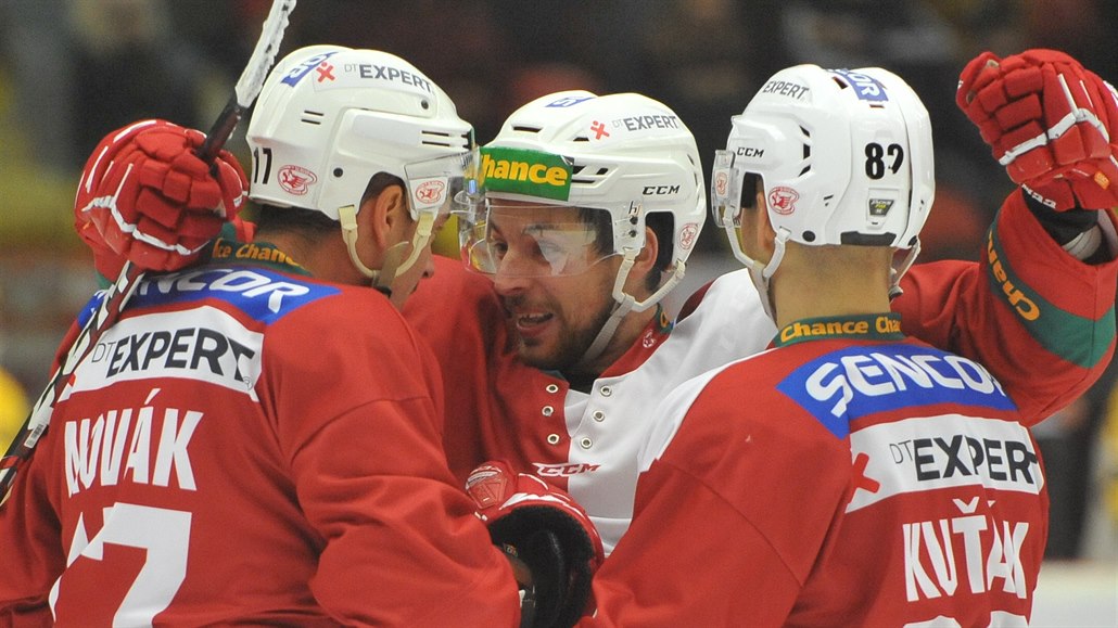 Hokejisté Slavie se radují z gólu.