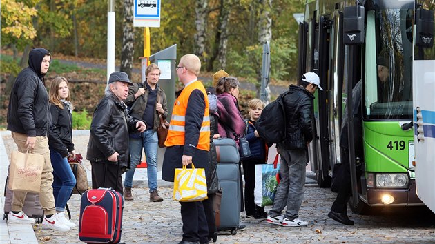 Cestujc pestupuj na karlovarskm hornm ndra z vlaku na autobus kvli vluce na eleznin trati Karlovy Vary - Ostrov.