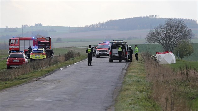 Pi elnm stetu dvou osobnch automobil na spojovac cest mezi Bradlem a Velkm Beranovem na Jihlavsku zemel idi jednoho z vozidel.