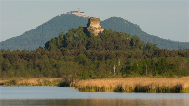 Milovnci romantiky si vMchov kraji pijdou na sv. Zcenina Jesteb svelkolepm Bezdzem vpozad budi toho dkazem.