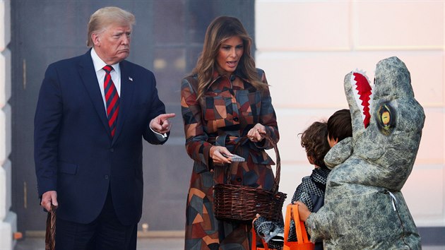 Americk prezident Donald Trump se svou manelkou Melani Trumpovou slavil ped Blm domem Halloween. Dtem v kostmech rozdval sladkosti. (28. jna 2019)