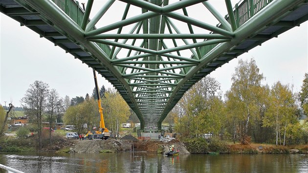 Most zůstane na místě, vedou po něm turistické trasy i cyklotrasy.