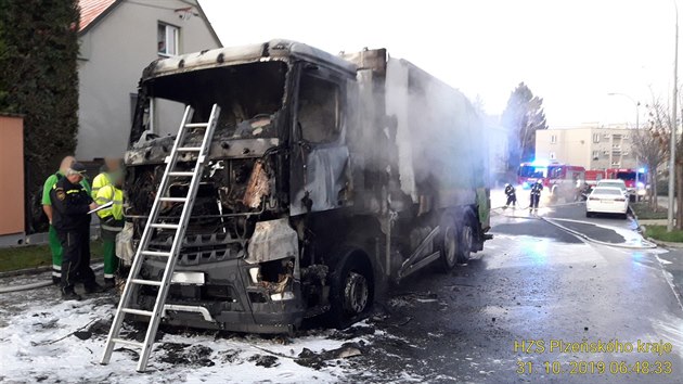Hasiči v Plzni zasahovali u požáru popelářského vozu.