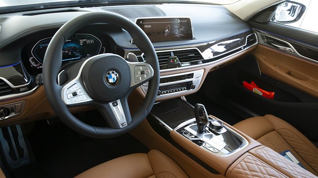 Policist si v Pardubicch za asti policejnho prezidenta Jana vejdara pevzali k bezplatn zpjce hybridn BMW nejvy ady 7. Luxusn vozy si posvt na silnin pirty.