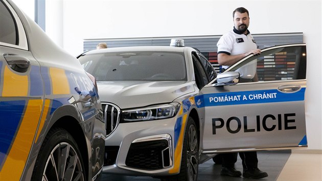 Policist si v Pardubicch za asti policejnho prezidenta Jana vejdara pevzali k bezplatn zpjce hybridn BMW nejvy ady 7. Luxusn vozy si posvt na silnin pirty.