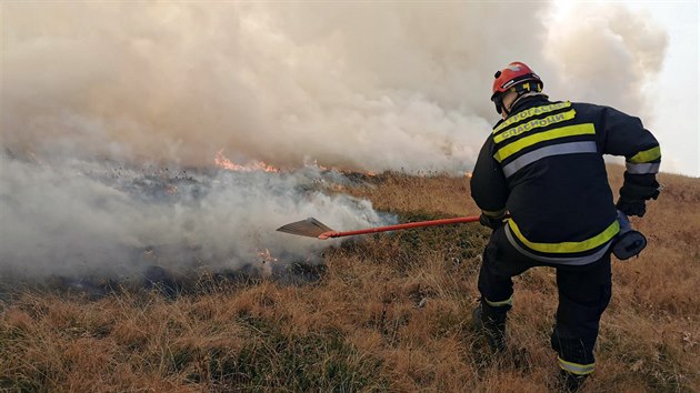Srbský hasič bojuje s ohněm v srbsko-bulharském pohoří Stara Planina. (29.10.2019)