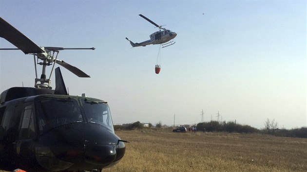 Srbsk vrtulnk se pipravuje shodit vodu na hoc oblast v srbsko-bulharskm poho Stara Planina. (29.10.2019)