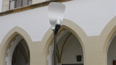 Montovn ukzkov lampy vyuvajc nepmho osvtlen, kterou navrhl pro olomouck Horn nmst architekt Jan pka, na ndvo radnice.