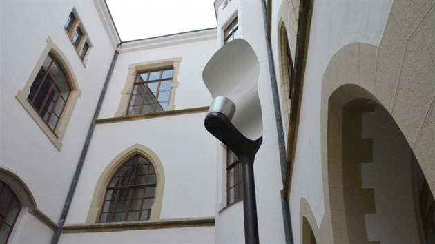 Ukázková lampa využívající nepřímého osvětlení, kterou navrhl pro olomoucké Horní náměstí architekt Jan Šépka, je nyní k vidění na nádvoří radnice.