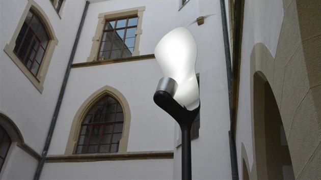 Ukázková lampa využívající nepřímého osvětlení, kterou navrhl pro olomoucké Horní náměstí architekt Jan Šépka, je nyní k vidění na nádvoří radnice.