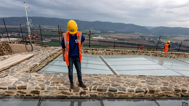 Palc na tvrtm ndvo hradu Helftna dostv po dvou stoletch opt stechu. Architekti ovem zvolili netradin materil v podob skla.