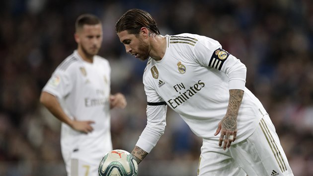 Sergio Ramos z Realu Madrid se chyst k penalt.