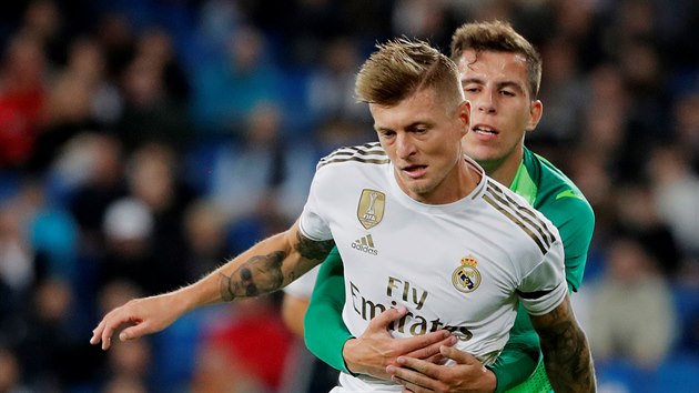 Toni Kroos (v blm) z Realu faulovan Cristianem Riverou z Leganes.