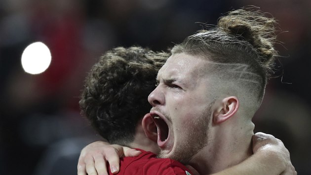 Harvey Elliott (vpravo) a Curtis Jones  oslavuj gl Liverpoolu.