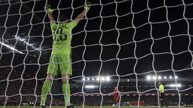 Emiliano Martinez z Arsenalu se chyst elit penalt Curtise Jonese z Liverpoolu.