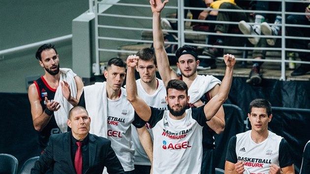 Radost basketbalist Nymburka na palubovce VEF Riga, uprosted Petr afark.