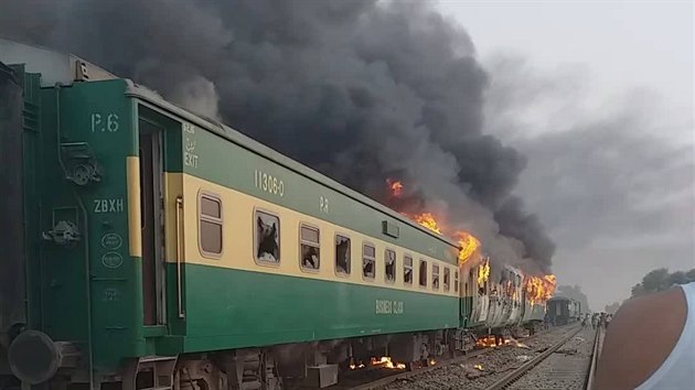 Propanbutanov bomba ve vlaku v Pkistnu zaehla por, zemelo nejmn 65 lid. (31. jna 2019)
