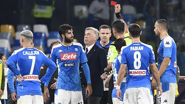 Rozhod Piero Giacomelli ukazuje ervenou kartu neapolskmu trenrovi Carlu Ancelottimu bhem utkn proti Atalant Bergamo.