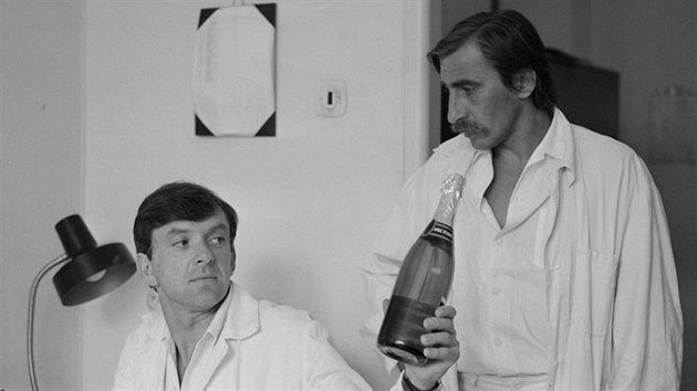 Jaromr Hanzlk a Pavel Zednek v serilu Sanitka (1984)
