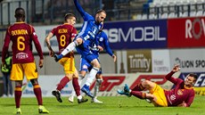 Tomá� Zahradní�ek (v modrém) z Olomouce bojuje s hrá�i Dukly.