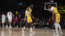 LeBron James (vlevo) a Anthony Davis z Los Angeles Lakers pi utkání proti...