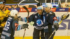 Zleva Filip Suchý, Jaroslav Kracík a Peter �ere��ák z Plzn� se radují z gólu.