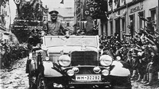 Zabráno. Adolf Hitler na pehlídce v Kraslicích 4. íjna 1938