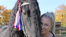 Fríský hebec Wickey van Dupaumolen s chovatelkou Denisou Budákovou