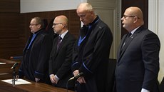 Tomá� Perutka a Ondrej Páleník p�ed soudem