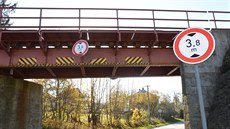 Železniční most v Holetíně poškozený od nákladních aut vyšších než 3,8 metru.